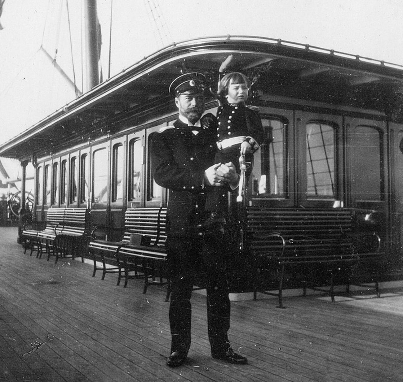 Kaiser Nikolaus II. von Russland und Zarewitsch Alexej Nikolajewitsch von Russland an Bord der kaiserlichen Yacht Polar Star.