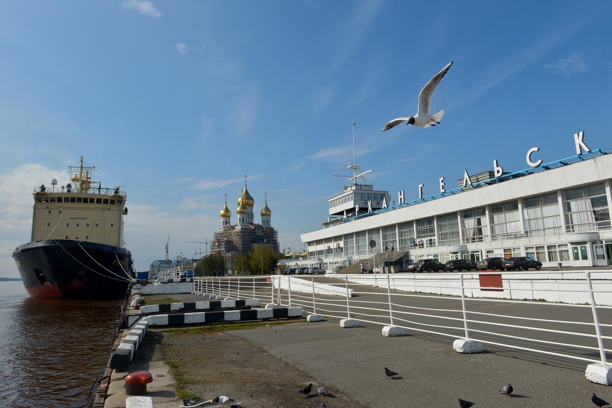 Estação portuária em Arkhanguelsk. Ao fundo está a Catedral de Miguel Arcanjo; à esquerda, o quebra-gelo 