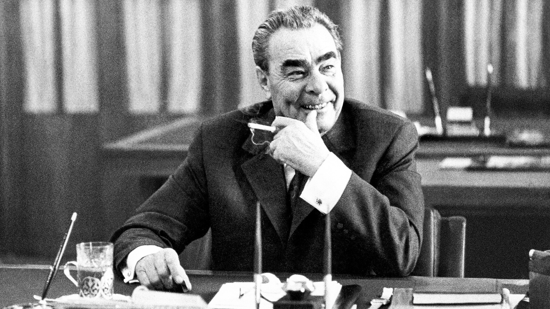 Генералният секретар на Комунистическата партия на Съветския съюз Леонид Брежнев се усмихва в кабинета си в Кремъл през 1972 г. в Москва