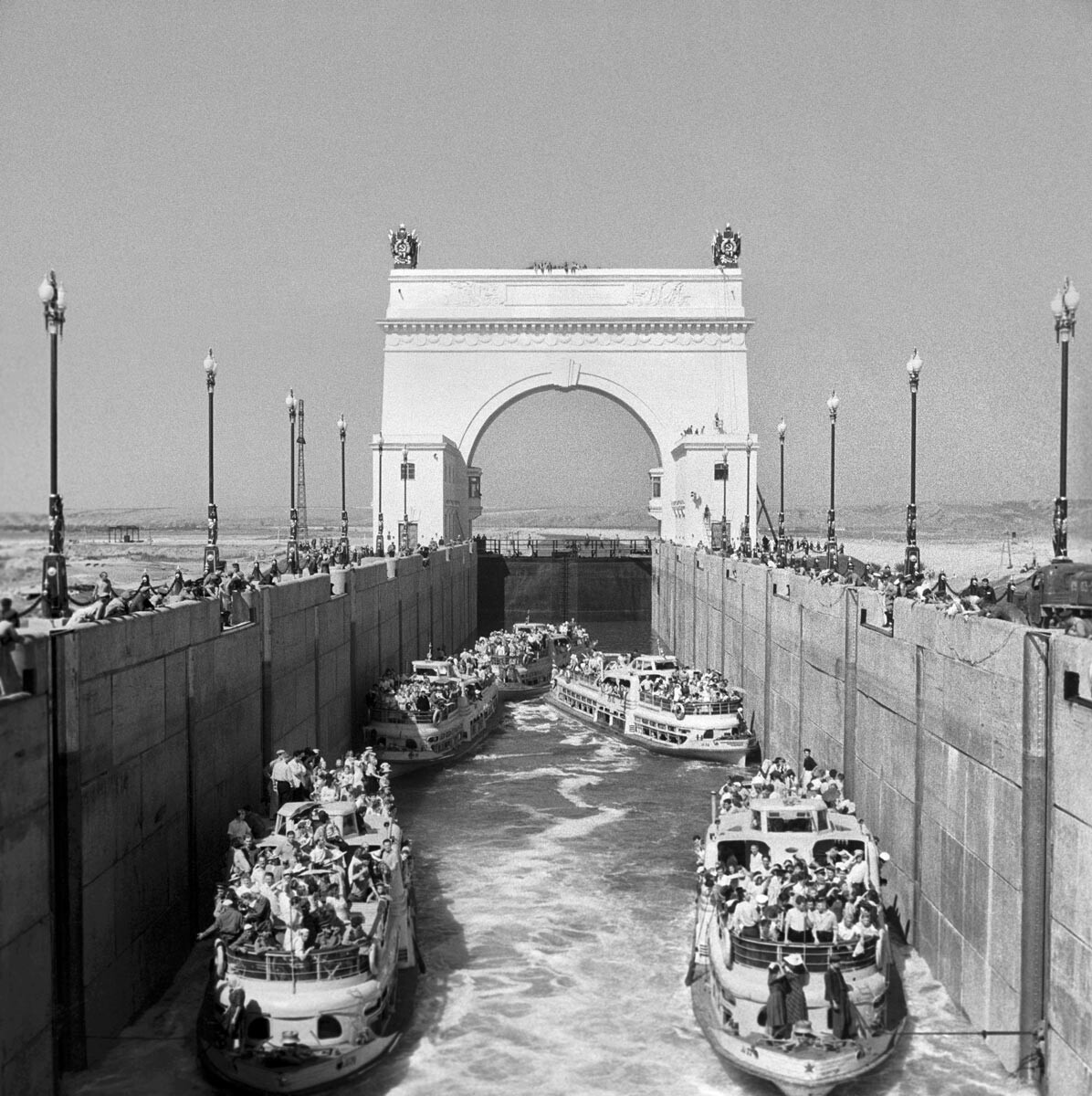La región de Stalingrado. Julio de 1952. Barcos en la cámara de la esclusa nº 13 del canal Volga-Don. Se desconoce la fecha exacta de la fotografía.
