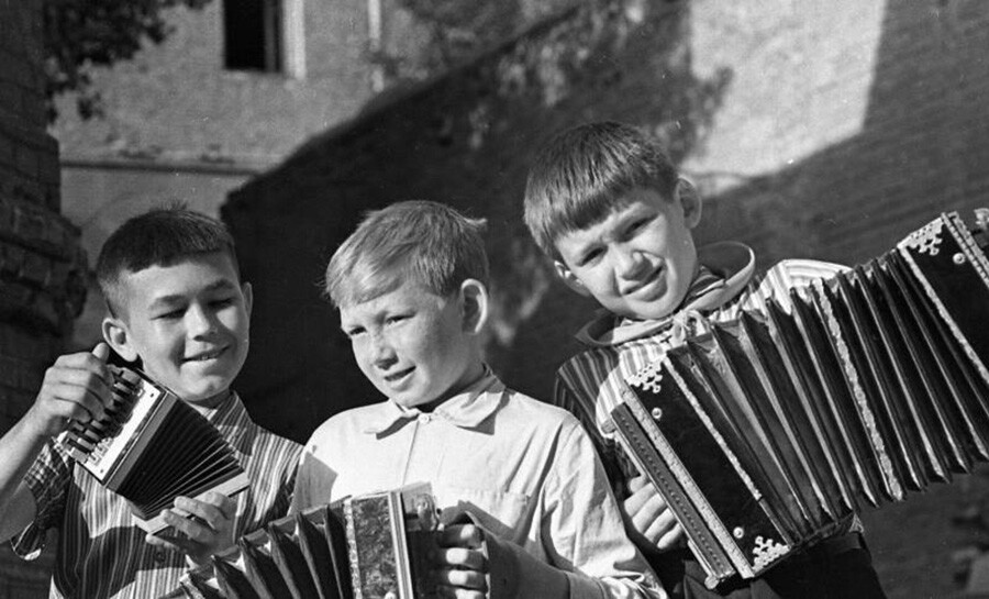 サラトフ市でアコーディオンを弾く少年たち