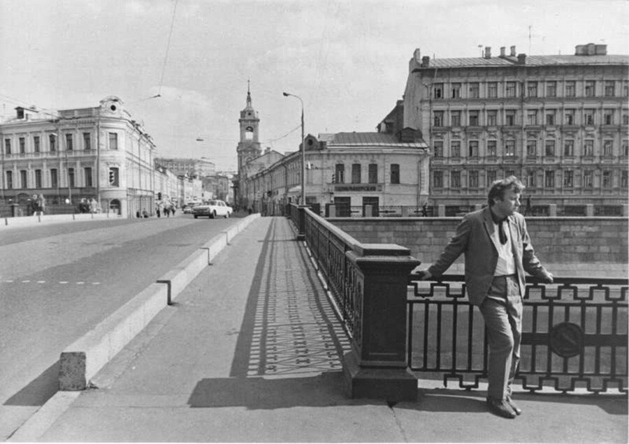モスクワの鋳鉄（チュグンヌイ）橋の前でポーズを取る男性
