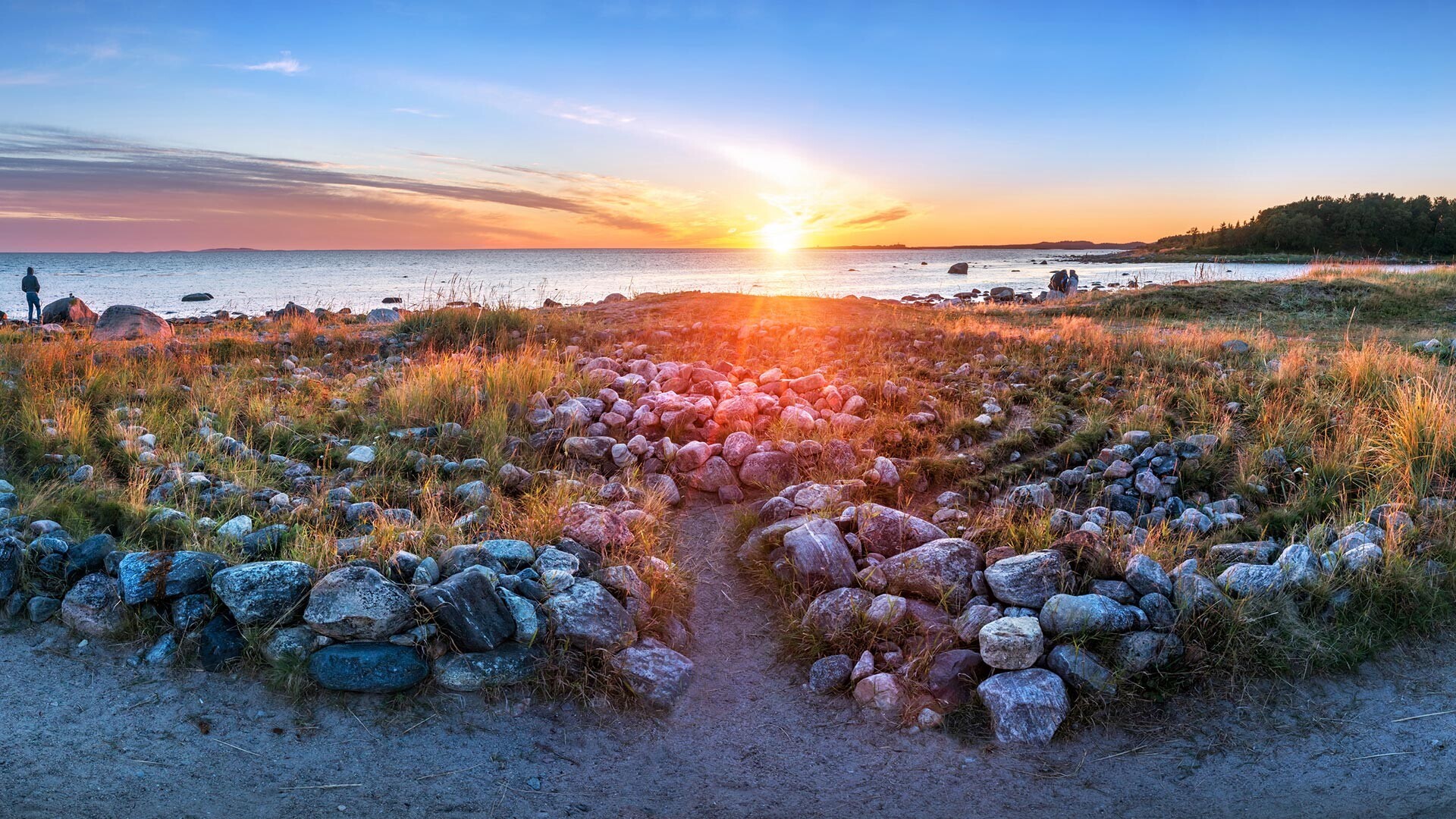 Sebuah labirin batu besar di tepi Laut Putih di Tanjung Labirin, Kepulauan Solovetsky.