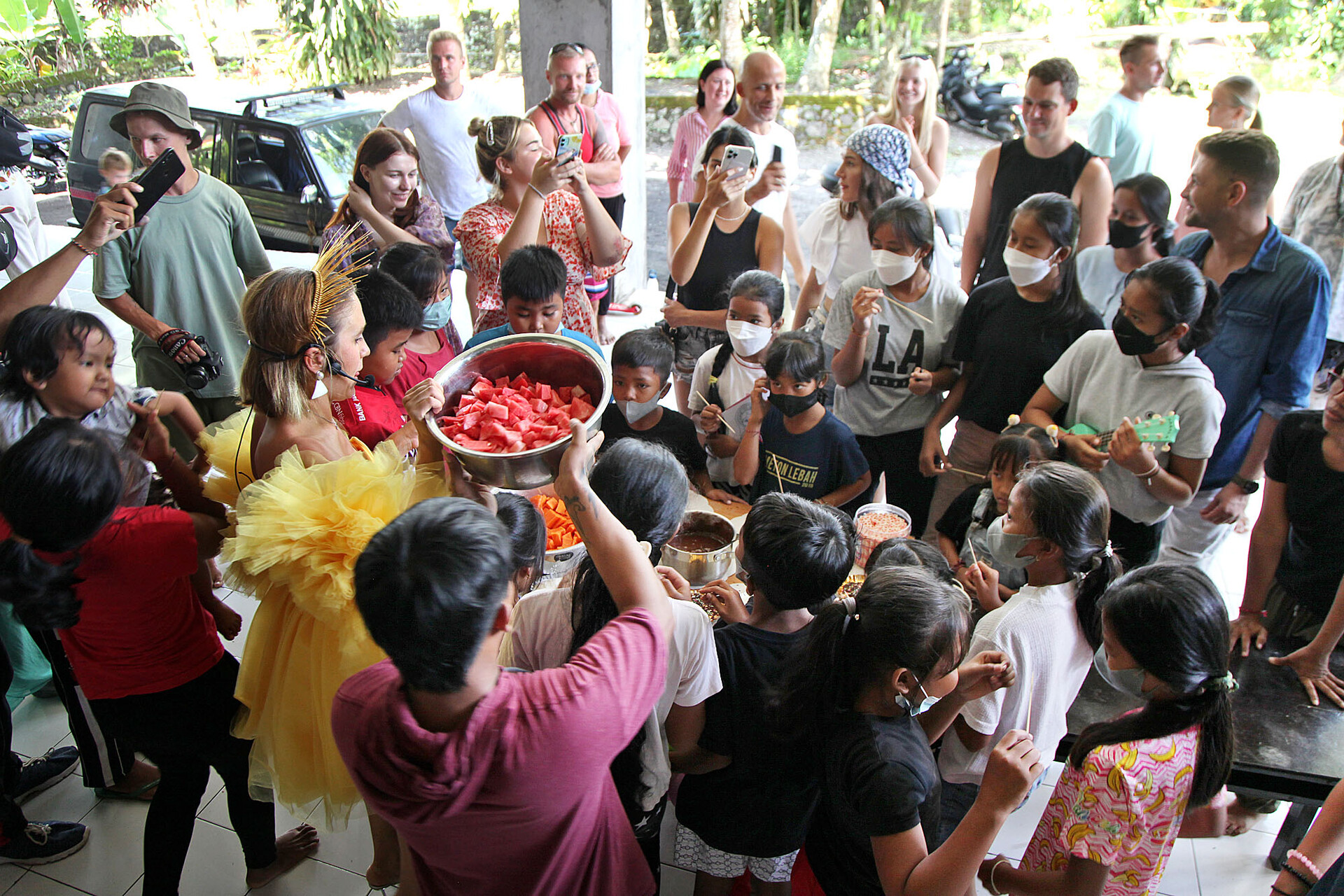 Anak-anak menyantap hidangan buah yang dicelupkan ke dalam cokelat cair.