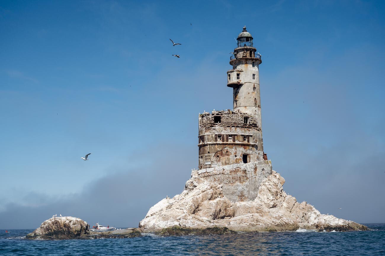 The story behind the BREATHTAKING abandoned Aniva lighthouse (PHOTOS