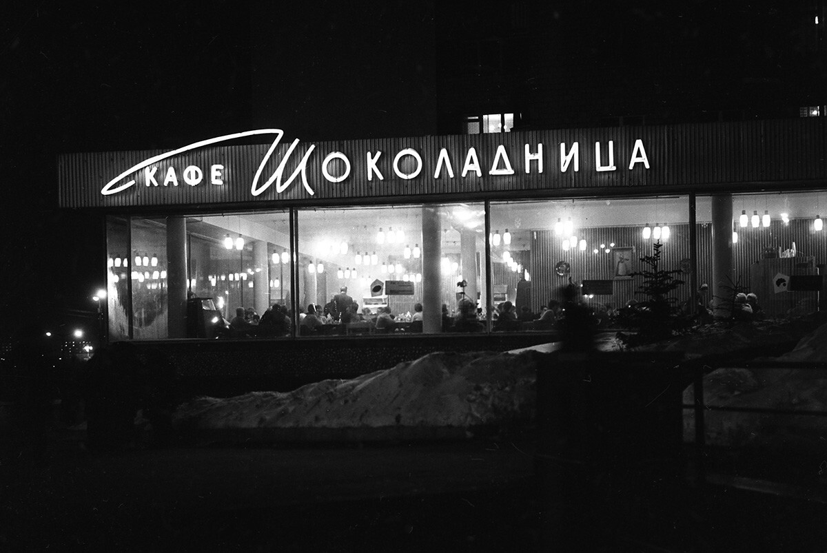 Café Shokoladnitsa en la plaza Oktiabrskaia (actual plaza Kaluzhskaia) de Moscú. 1968
