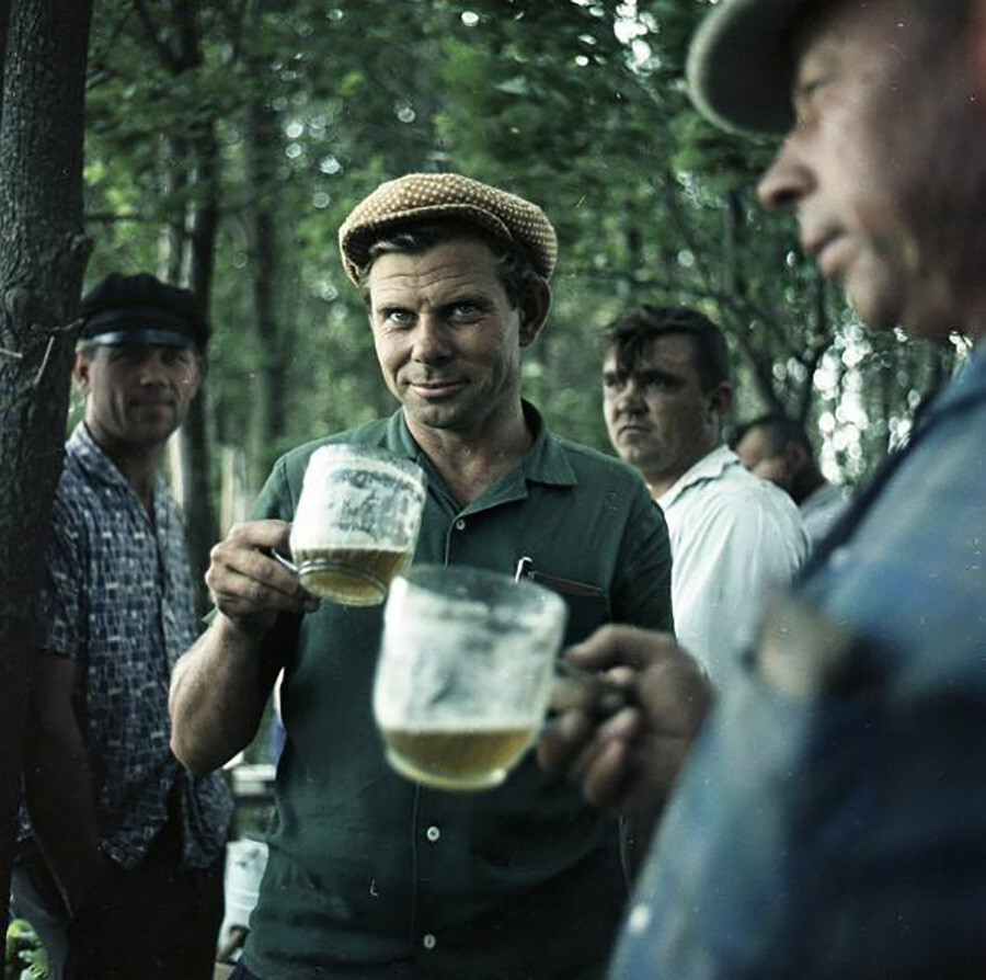 Hombres con jarras de cerveza 1961-1969