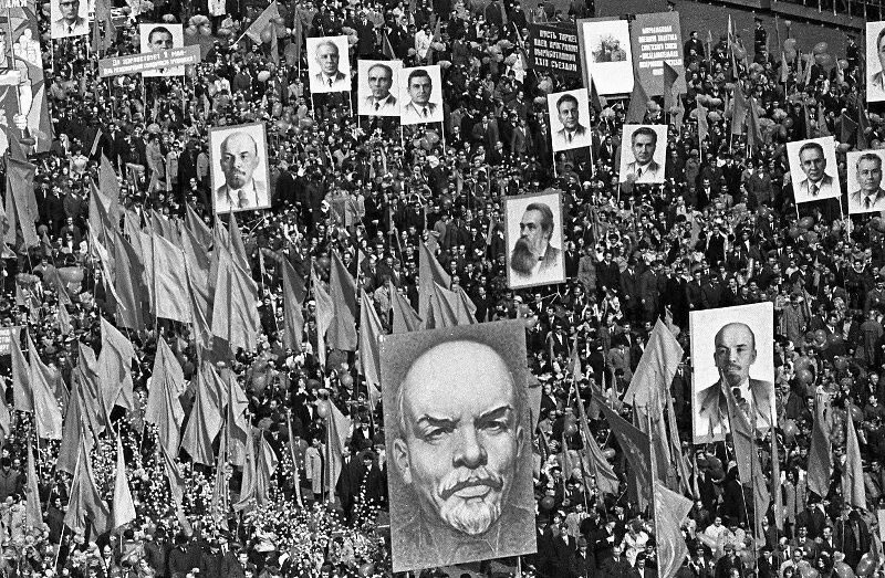 Une manifestation avec des portraits de Karl Marx, ainsi que de Vladimir Lénine et d'autres dirigeants soviétiques, 1971

