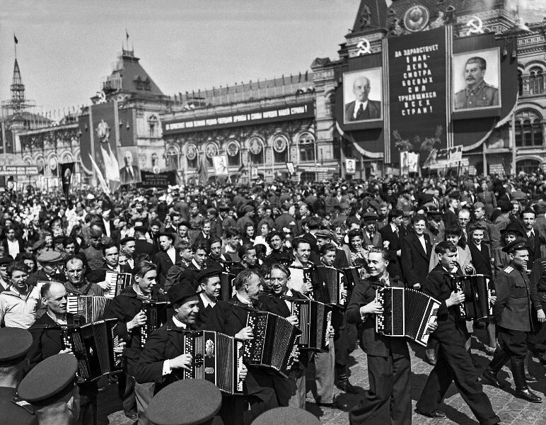 Musiciens, pompiers, athlètes – la longue procession des travailleurs célébrant la fête du Travail, années 1950

