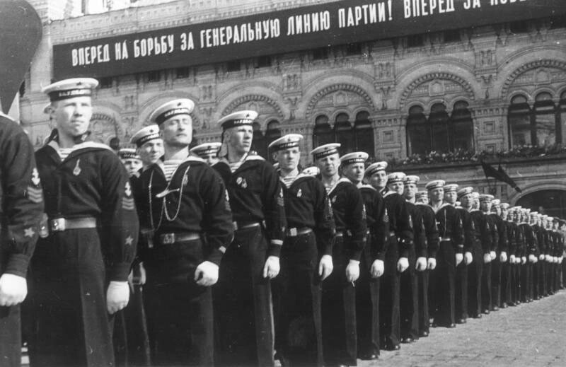L'affiche dit: «En avant pour lutter pour la ligne générale du Parti!» (Et la ligne générale était la collectivisation et l'industrialisation), 1935.

