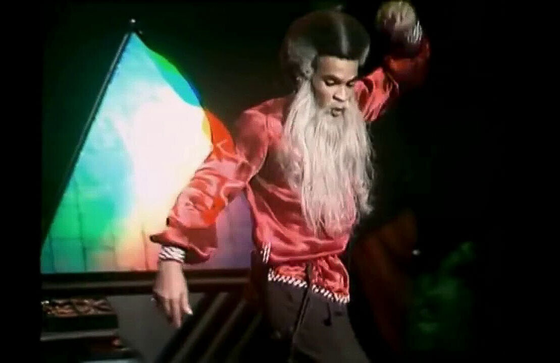 Bobby Farrell iz skupine Boney M., oblečen v Rasputina.
