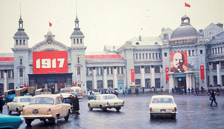 In den 1970er Jahren verbreitete sich die erste Massen-Farbfotografie (während professionelle Fotografen noch den billigeren Schwarz-Weiß-Film bevorzugten). Der Verkehr bewegt sich auf dem Platz vor dem Moskauer Belorusskij-Bahnhof.