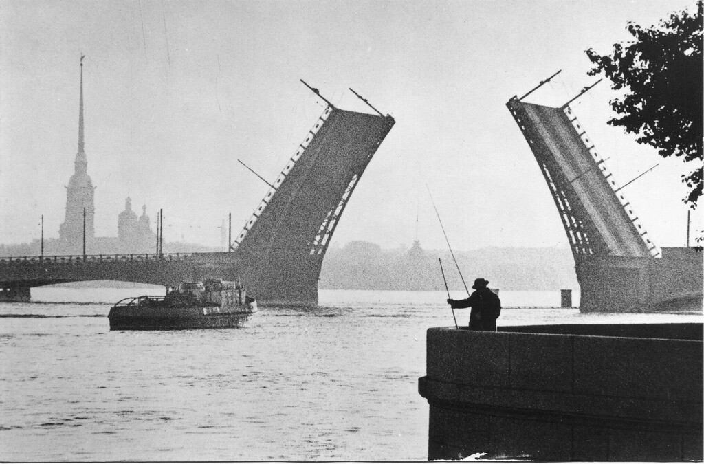 Palastbrücke in St. Petersbug während der Weißen Nächte. 