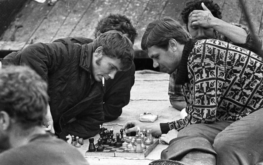 Schachspielende Seeleute auf der Insel Sachalin. 