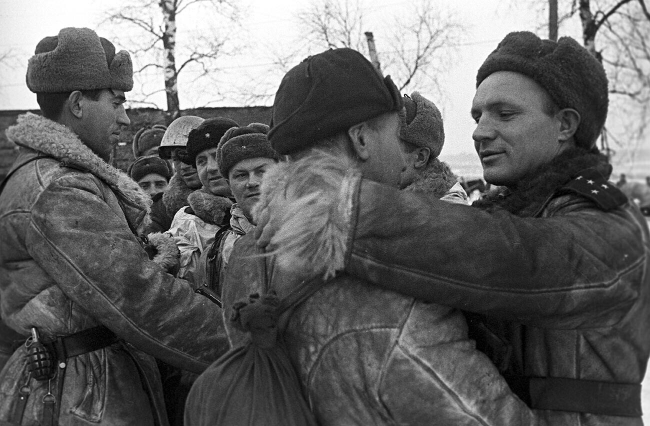 Prajurit Front Leningrad dan Volkhov saling menyapa setelah melanggar blokade.