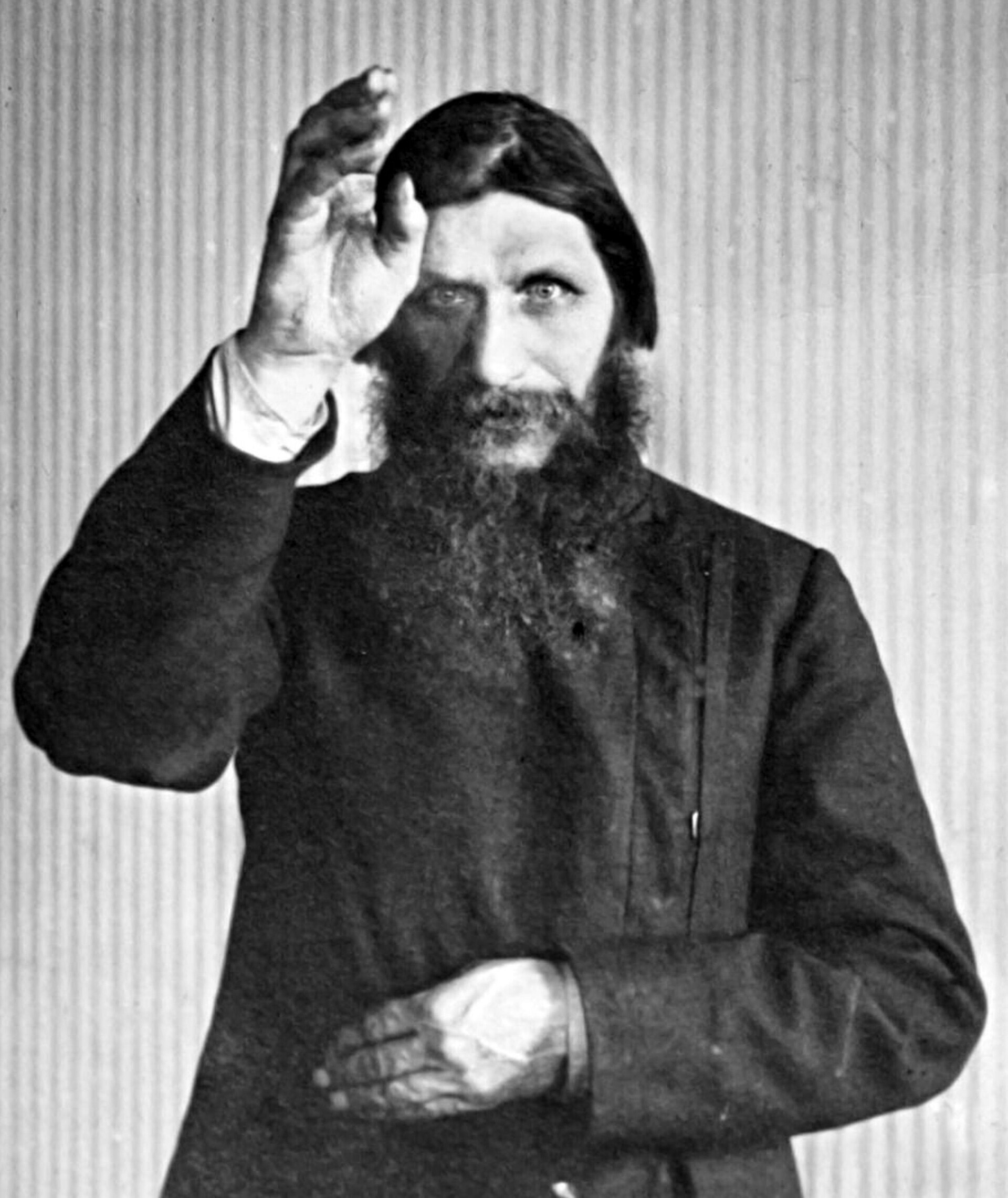 Grigory Rasputin dengan tangan kanannya yang terangkat sebagai tanda berkah.