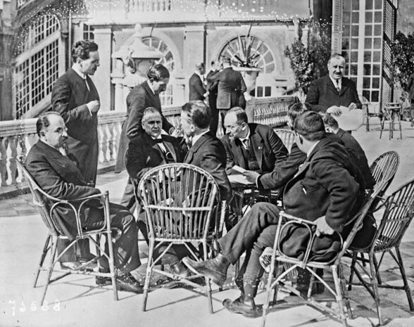 La delegación de la Rusia soviética en la conferencia de Génova de 1922. Entre los delegados, el ministro de Asuntos Exteriores, Gueorgui Chicherin, Adolf Iofe y Christian Rakovski.