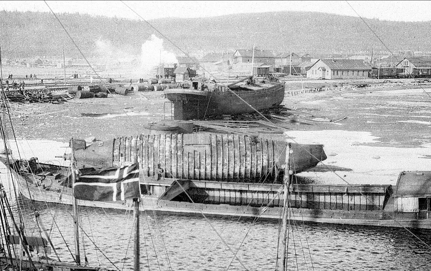 Прва руска подморница „Делфин“ у Мурманској луци.