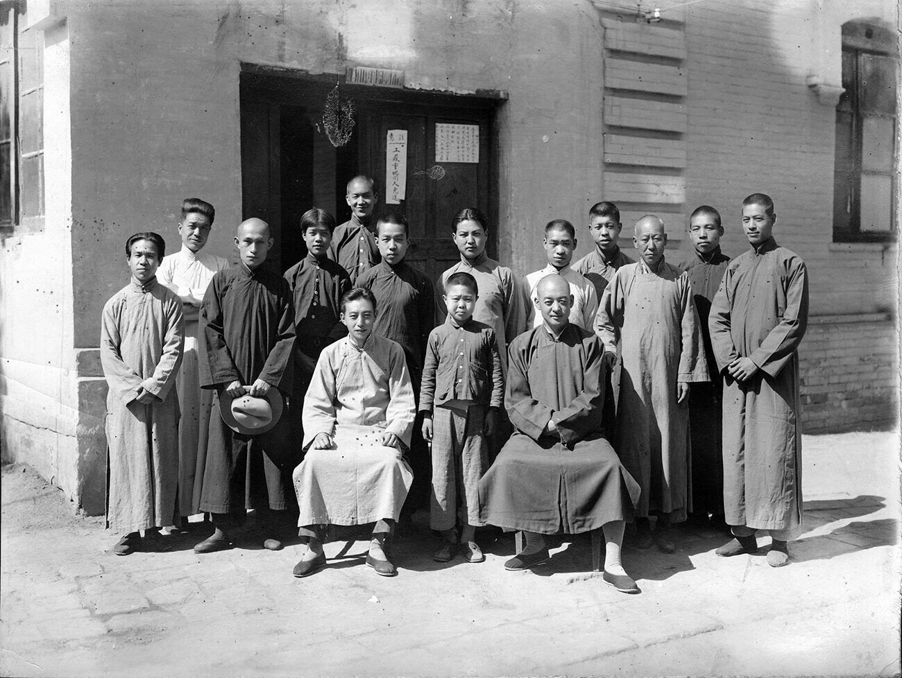 Creyentes ortodoxos chinos - trabajadores de una imprenta de la Misión Eclesiástica Ortodoxa Rusa en Pekín.
