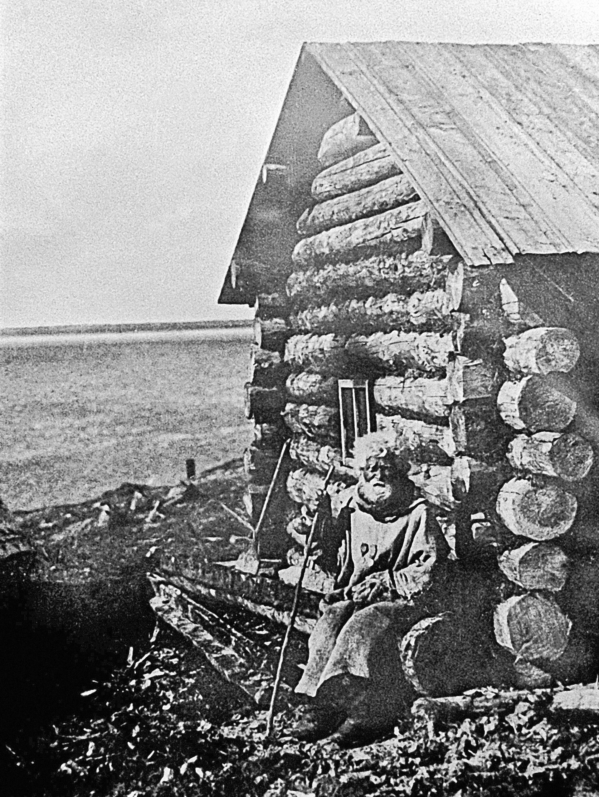 L'un des premiers habitants de Mourmansk, le pêcheur Semion Korjev, près de son izba, 1910