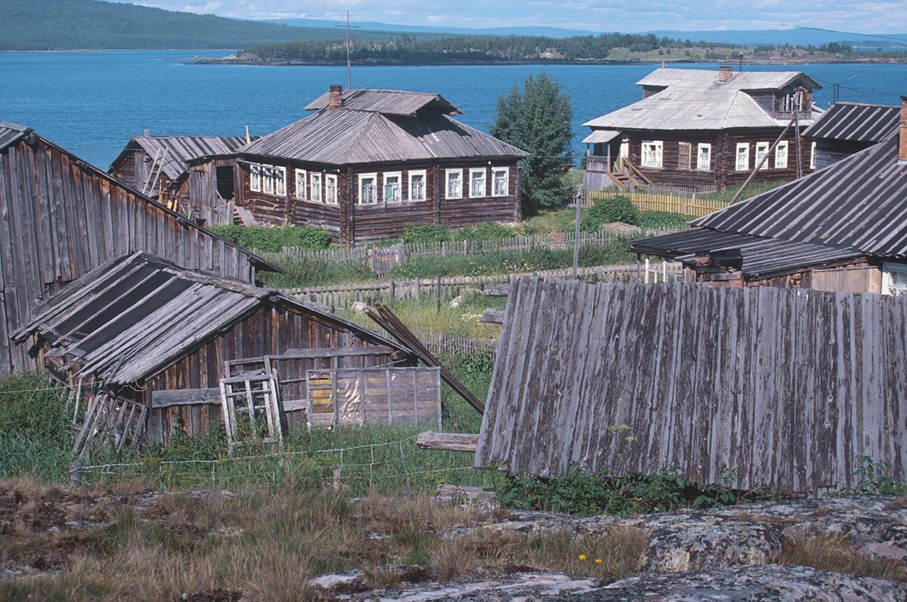 Kovda. Casas de madera con vistas a la bahía de Kandalaksha. 24 de julio de 2001