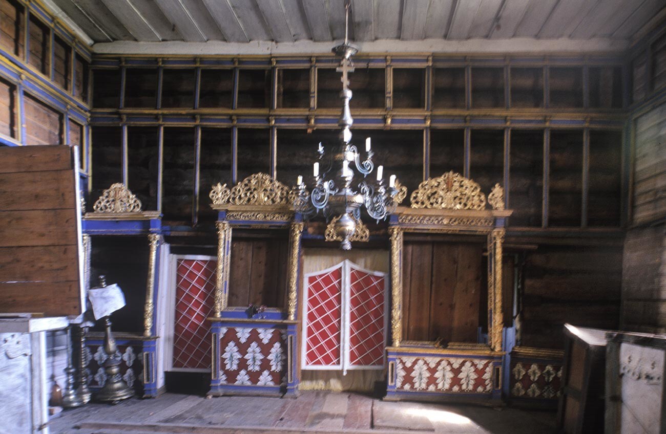 Virma. Iglesia de los Santos Pedro y Pablo. Interior, vista hacia la pantalla de iconos (iconos retirados durante el periodo soviético). 7 de julio de 2000
