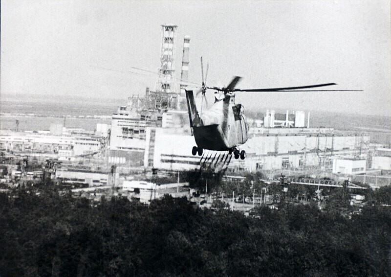 Helicóptero pulveriza líquido de descontaminação perto do reator de Chernobyl em 1986 (Chernobyl, Ucrânia, 1986)

