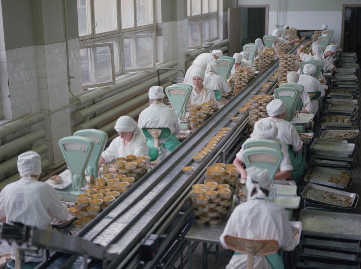 Linha de produção de conservas de frutos do mar na União Soviética em 1985.