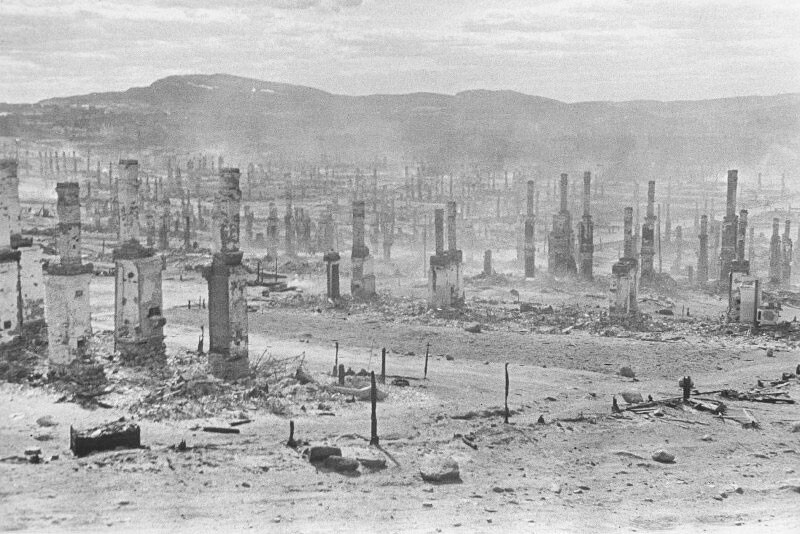 Sólo el 18 de junio de 1942 en Múrmansk han sido lanzadas 12 mil bombas, en la ciudad se han quemado más de 600 edificios de madera. Desde junio de 1941 hasta octubre de 1944 se realizaron 792 incursiones aéreas.