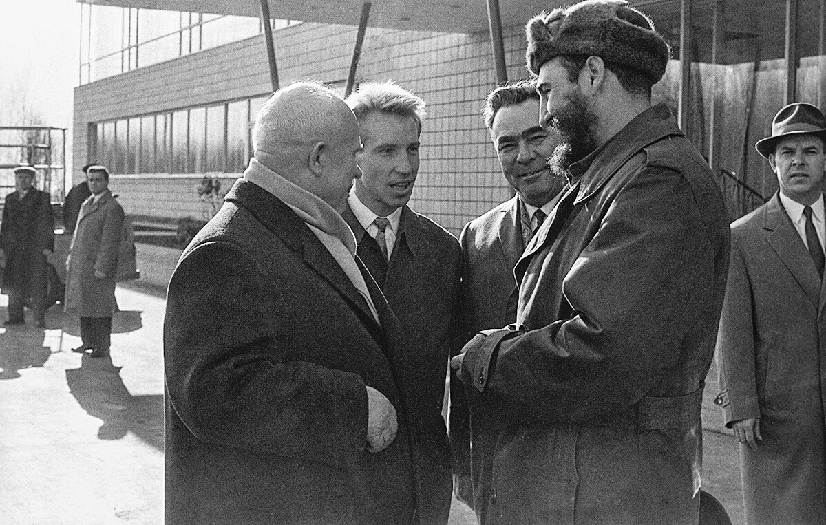 El líder cubano, Fidel Castro, llega a la URSS. Nikita Jrushchov (izquierda), Leonid Brezhnev, Fidel Castro (derecha) y Nikolái Leónov