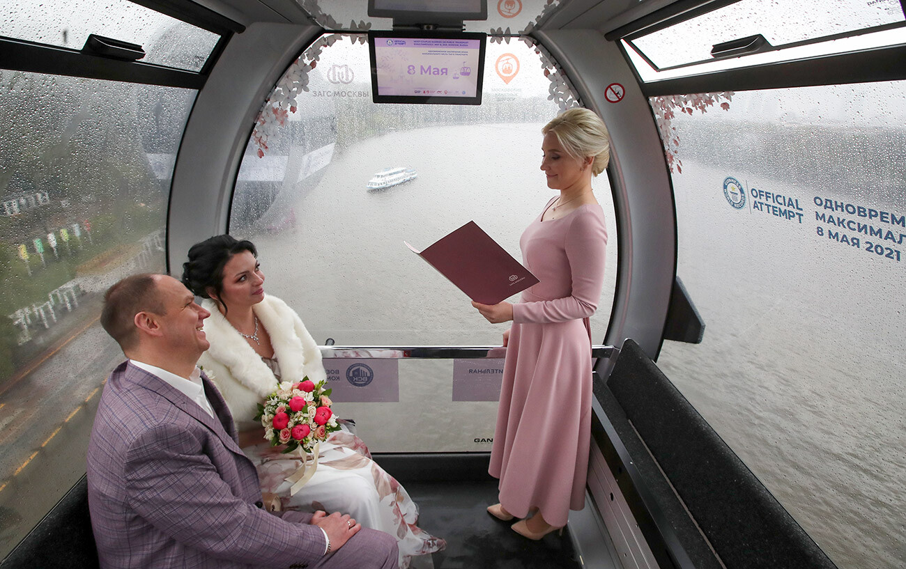 Couple s'unissant dans le téléphérique au-dessus de la Moskova