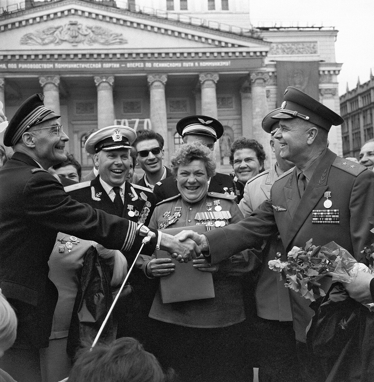 Piloten treffen sich am 9. Mai 1970 auf dem Platz vor dem Bolschoi-Theater.