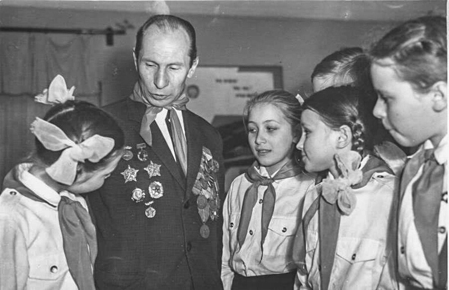 Ein Kriegsveteran trifft sich mit sowjetischen Pionieren (1970er).