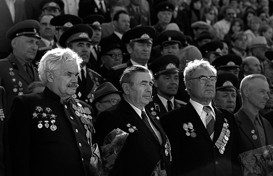 Veteranen bei einer Feier zum Tag des Sieges im Zentralstadion der Stadt Tscheljabinsk (1980).