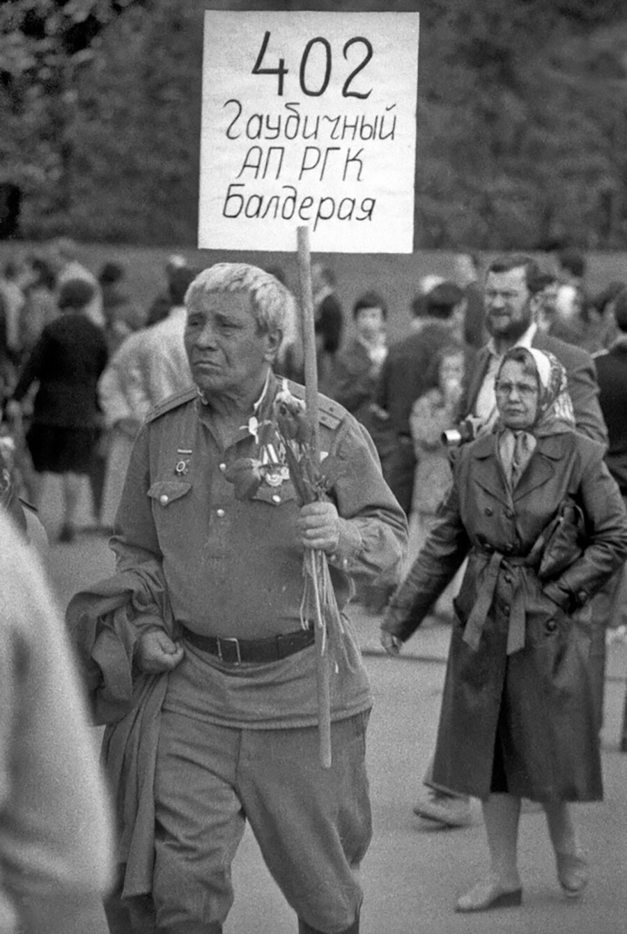 „Wo seid ihr, meine Waffenbrüder?“ Ein Veteran hält ein Plakat mit dem Titel seiner Division hoch (1983).