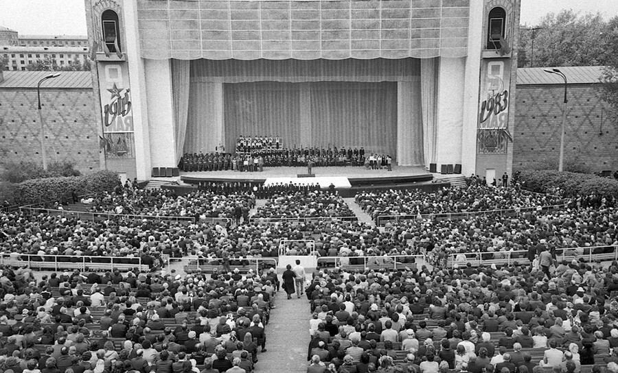 Die Tradition der großen Konzerte und Feierlichkeiten zum Tag des Sieges blühte erst in den 1980er Jahren auf (Foto – 1983).