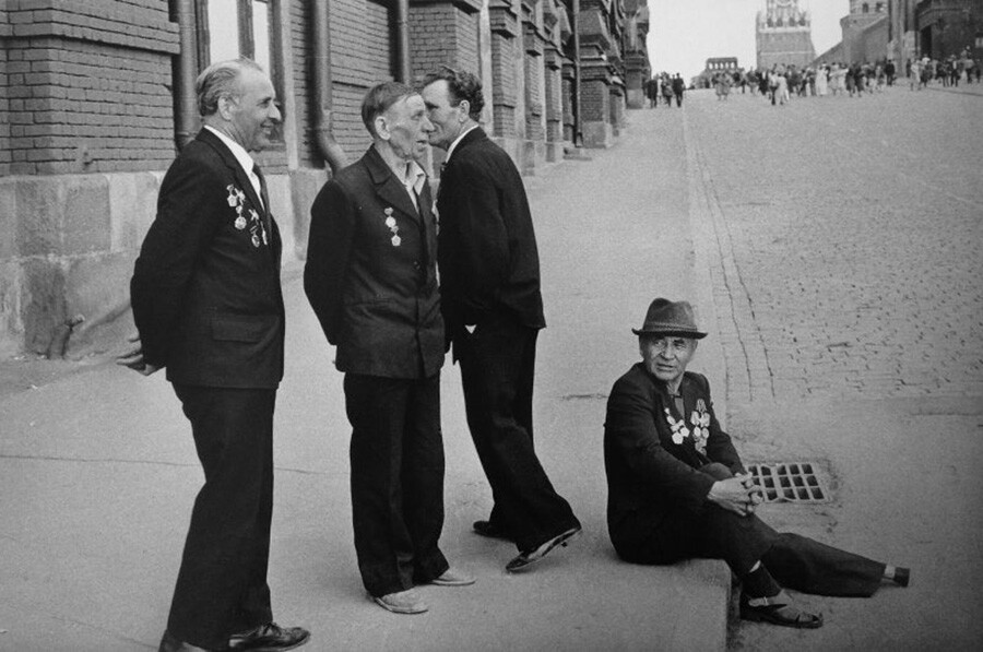 Ausruhen nach der offiziellen Zeremonie auf dem Roten Platz (1985).