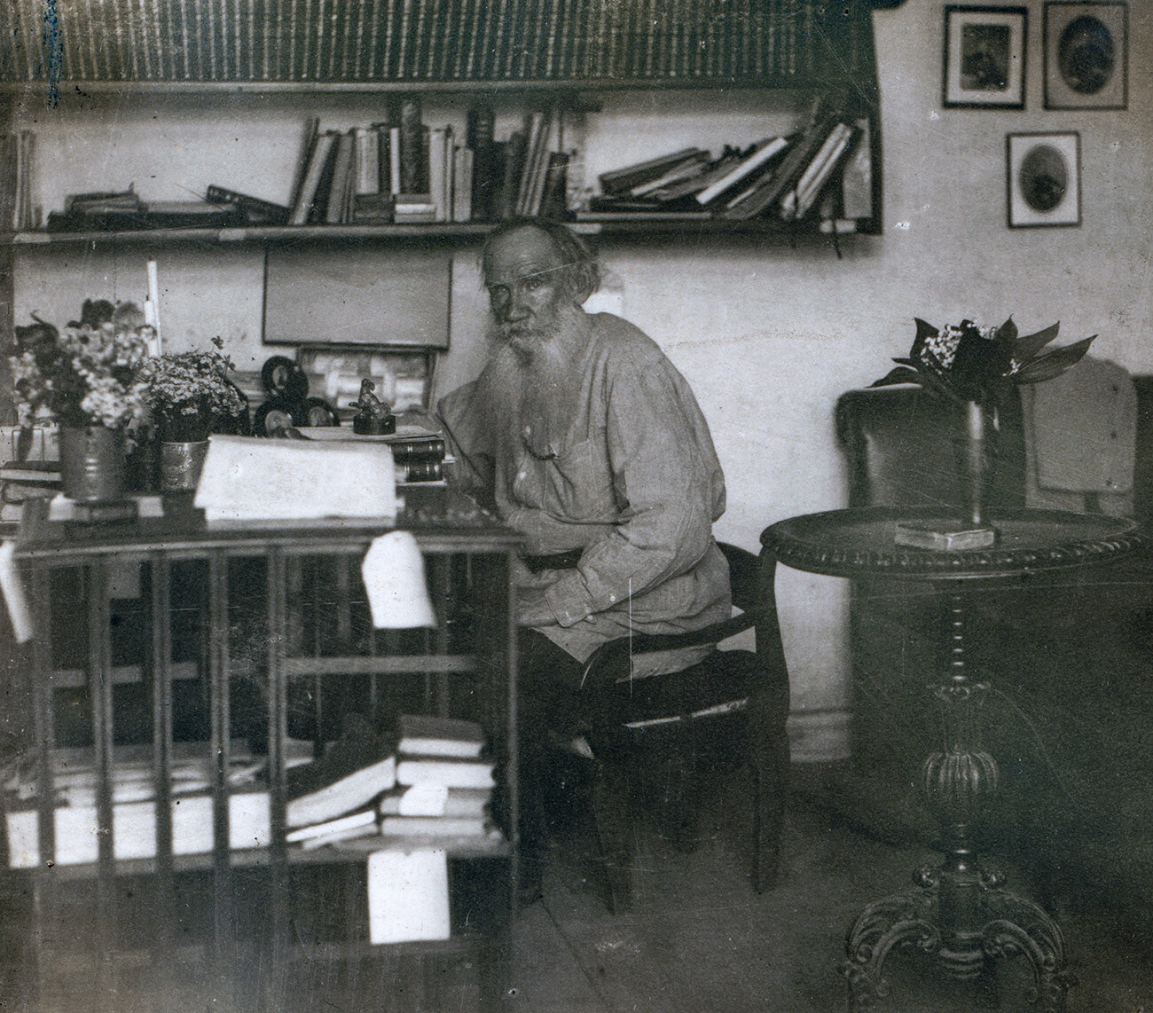 Iasnaïa Poliana. Portrait de Léon Tolstoï dans son bureau. Tirage contact monochrome à partir d'un négatif verre original (non conservé). Photographie: Sergueï Prokoudine-Gorski. 23 mai 1908