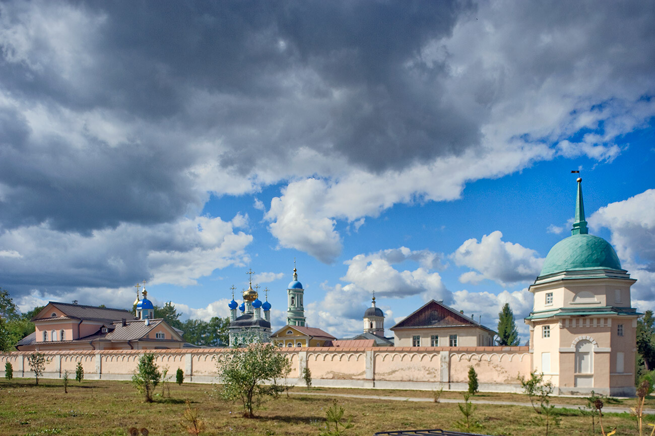 Monastère d’Optina, vue nord-est. Mur est avec la tour de la bibliothèque à droite. Photographie: William Brumfield. 23 août 2014