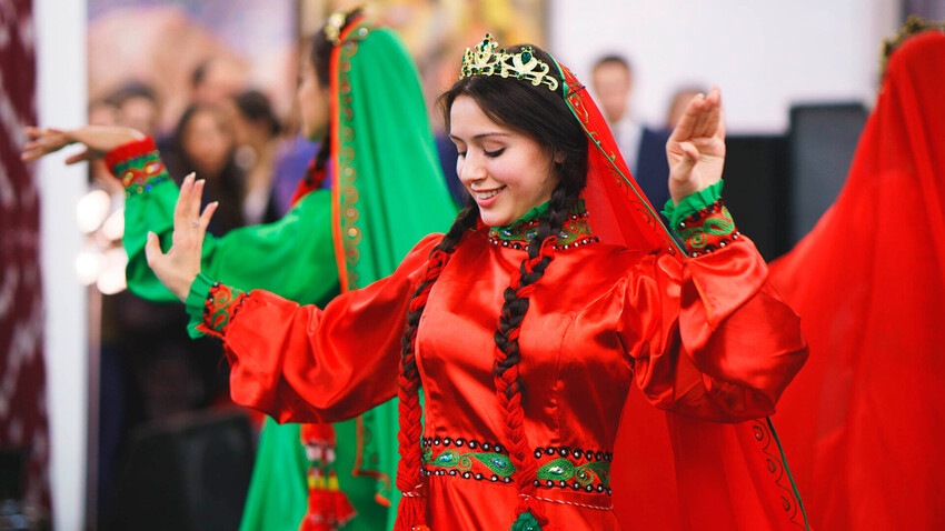 Un'artista tagika al Festival Ethnomir a Mosca