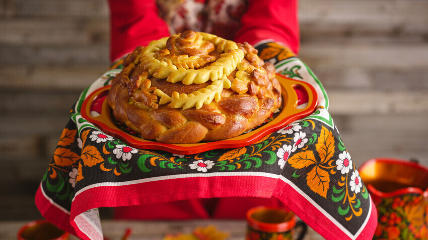 Karavai, kue yang tidak bisa dilewatkan oleh pernikahan Rusia.