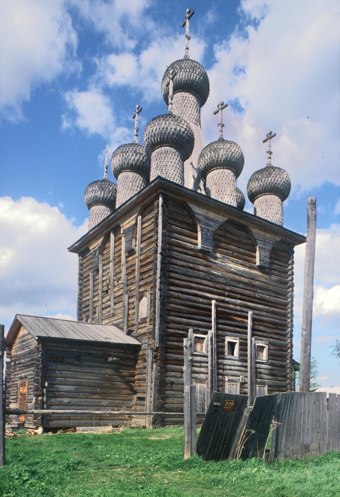 Zaostrovié. Église en rondins de l'Intercession-de-la-Vierge (initialement dédiée à la Purification), le 10 juin 1998
