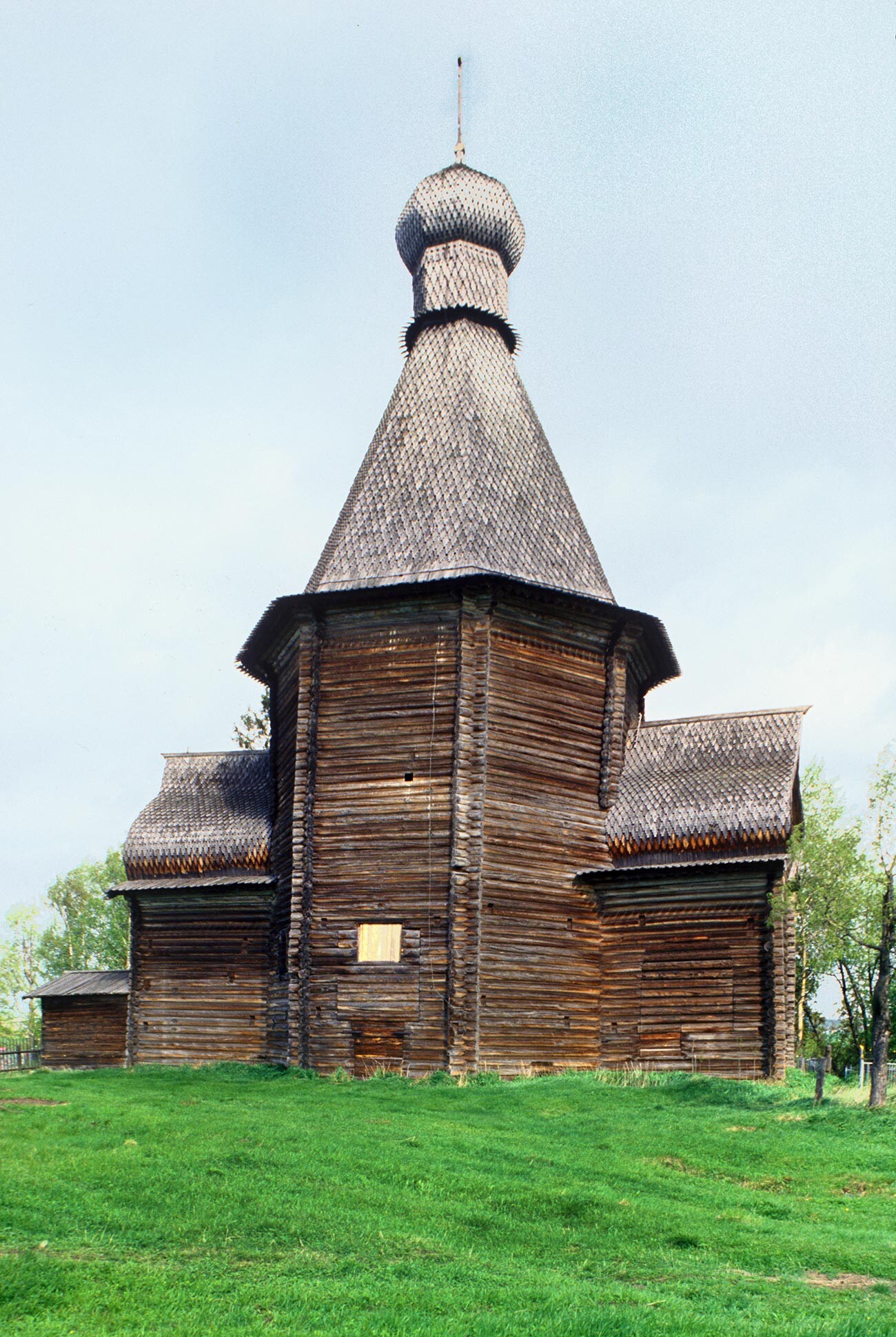 Liavlia(Khorkovo). Église Saint-Nicolas. Vue avec extension de l'abside à droite, le 9 juin 1998
