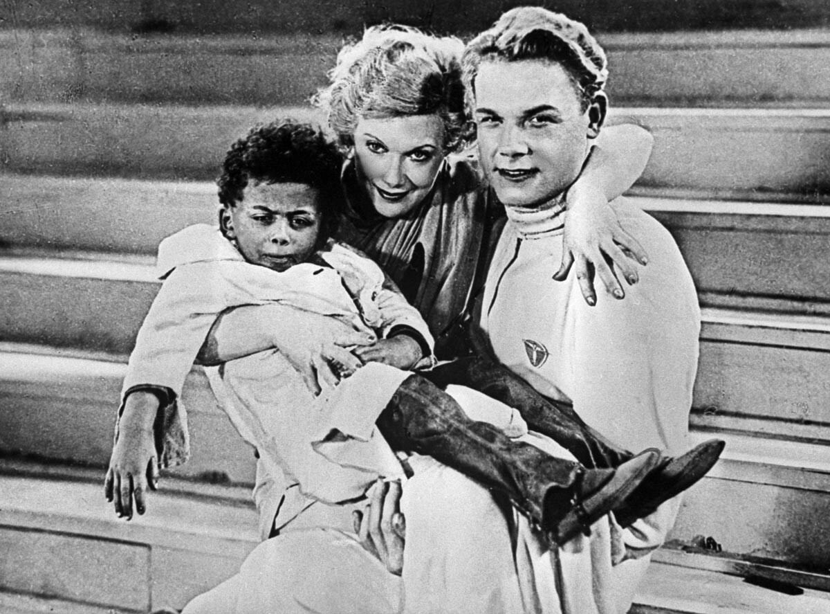 Sebuah cuplikan adegan film “Circus” yang menampilkan James dan aktris yang berperan sebagai ibunya di film tersebut, Lyubov Orlova, 1936.