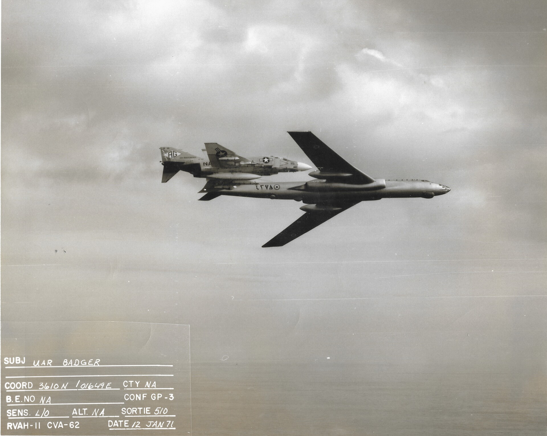 Un F-4 Phantom interceptando un Tu-16 de la Fuerza Aérea Egipcia sobre el mar Mediterráneo, el 12 de enero de 1971.