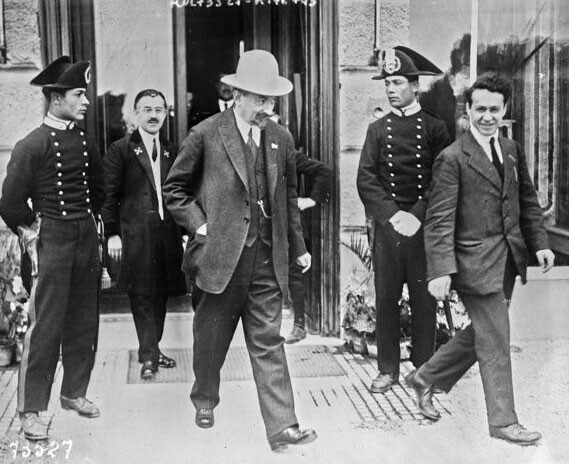 Георгиј Чичерин (дипломат, народен комесар за надворешни работи на Советска Русија и на Советскиот Сојуз) излегува од хотелот во Џенова, 1922 година.