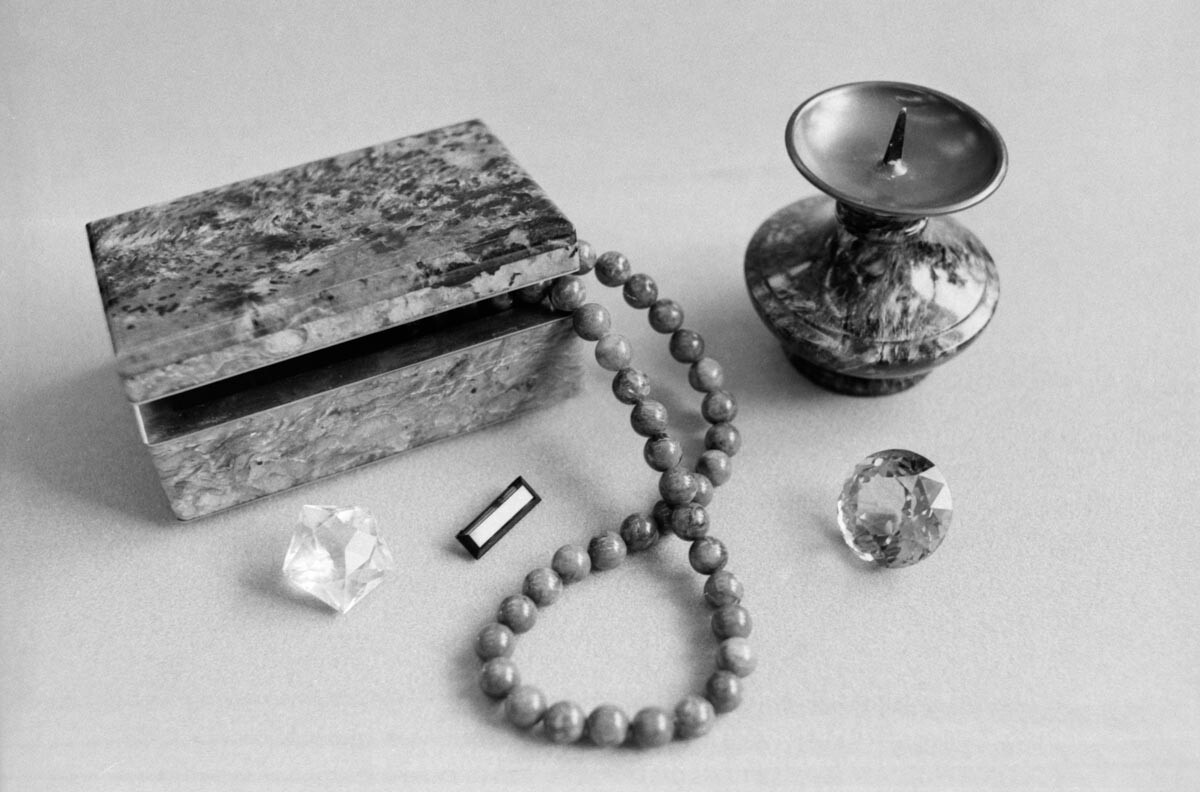 Yakutia. 20 de septiembre de 1990. Una caja, cuentas y un candelabro de charoit, elaborados por la sección de joyas y recuerdos de la expedición Vostokvartzsamotsvetovy. 