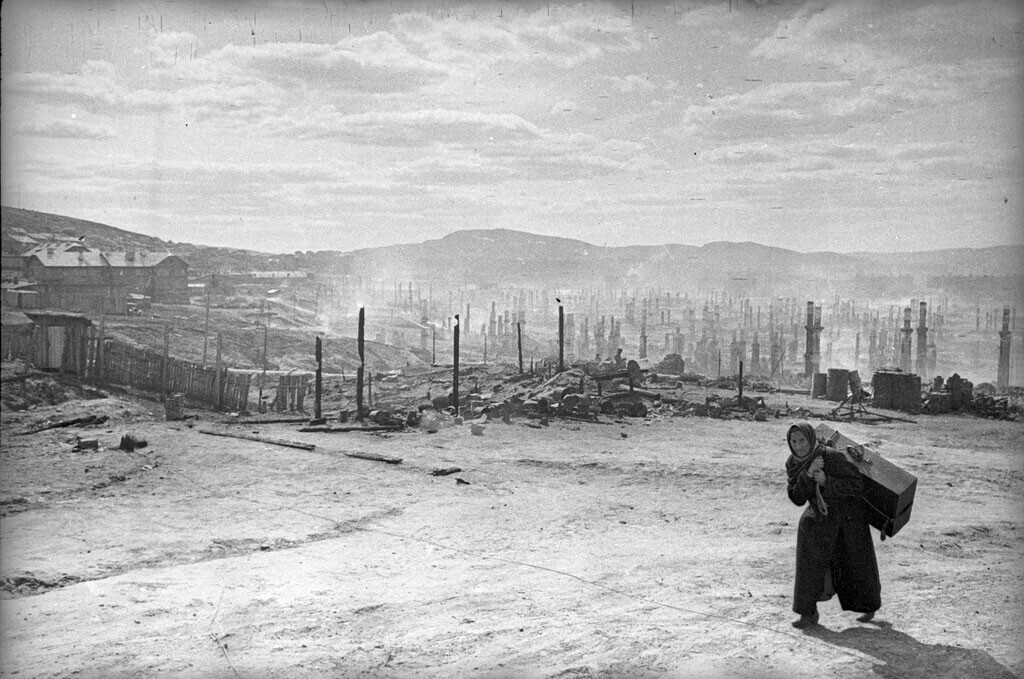Murmansk setelah serangan Luftwaffe.