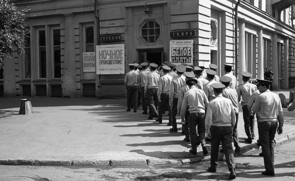 Kulturelles Programm: Soldaten gehen ins Kino in der sibirischen Stadt Nowokusnezk. Jede Kleinstadt in der UdSSR verfügte über ein Kino oder Theater, wie es die staatliche Politik vorschrieb.