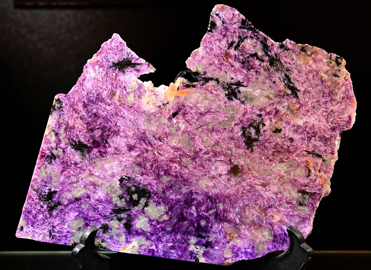 Redek mineral čaroit, najden v porečju reke Čara v Jakutiji, v muzeju za geologijo osrednje Sibirije GEOSS v Krasnojarsku. 